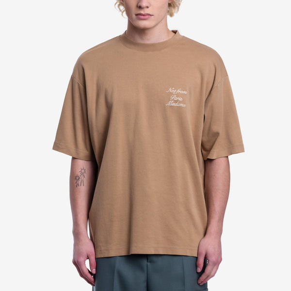 Drôle de Monsieur Mens Le T-Shirt Slogan Calligraphy in Beige